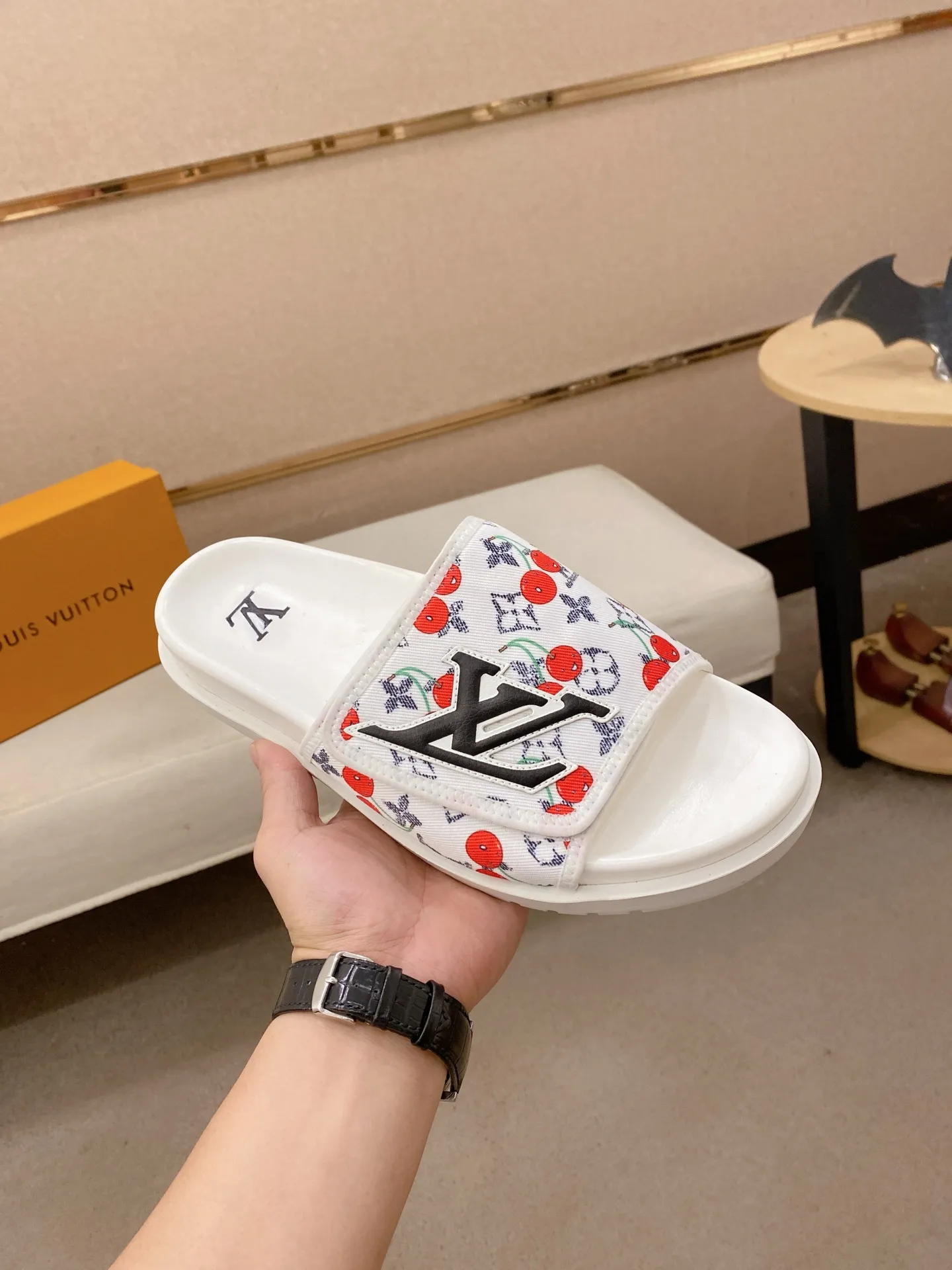 Men's shoes💰: 320💰Made by LV🔍Top purchasing agent, men's spring and summer slippers are available at the same counter. The uppers are made of cowhide imported from Italy, with logo graphics and high-quality craftsmanship. Soles: original soles specially provided by the original factory. Exclusive molded soles are super comfortable. Original goods with single order, 🔍🔍high quality, you can enter and exit the counter at will. Welcome to compare, code number 38-44. Can be customized45